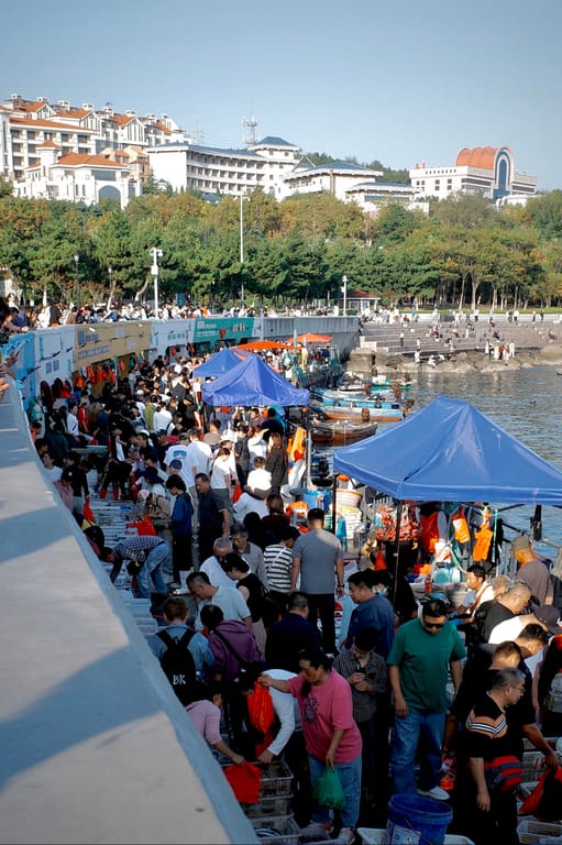 码头海鲜市集的人流