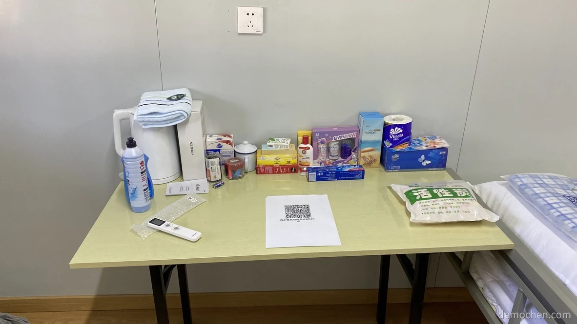 书桌及生活物品