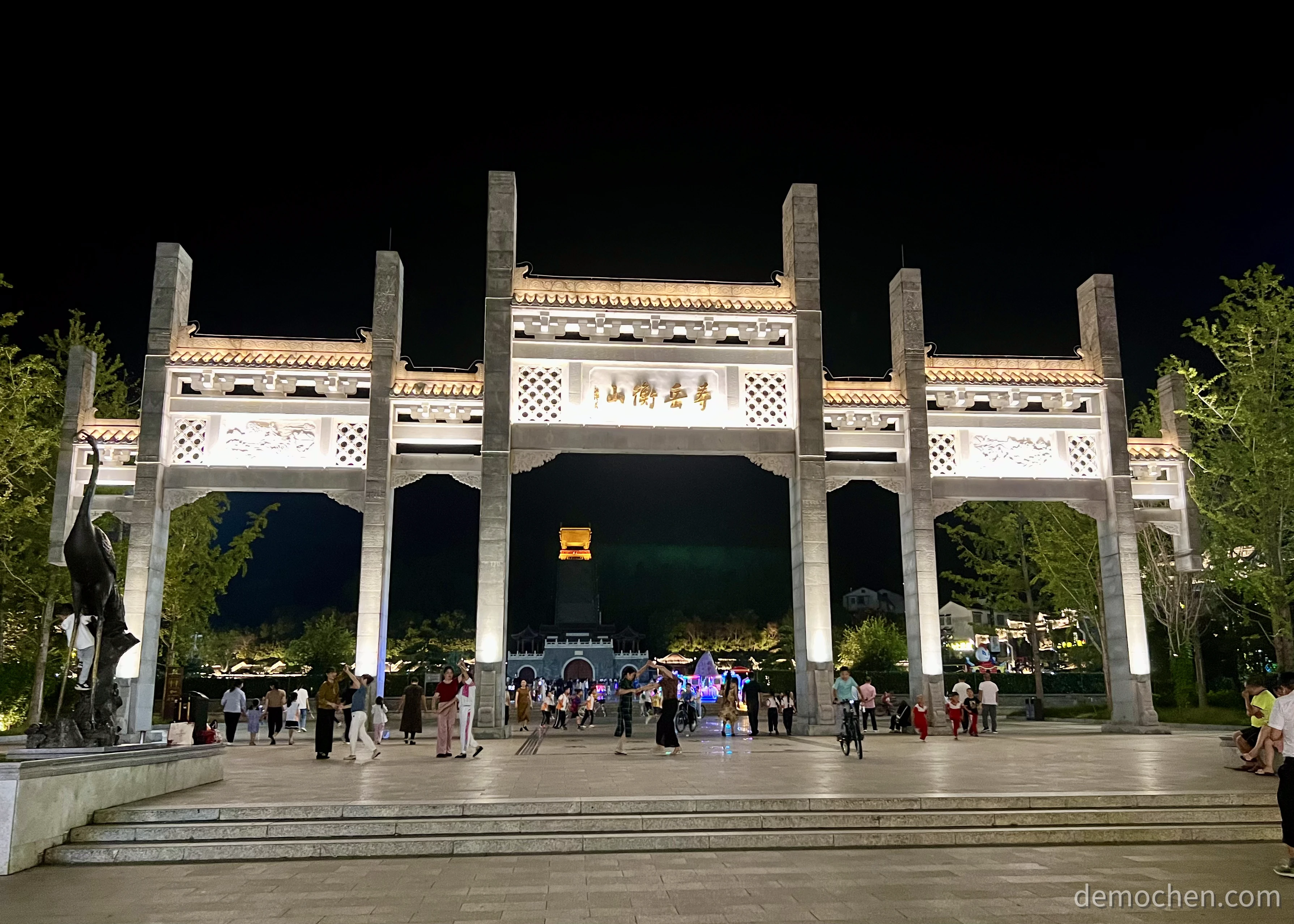 大门前的广场