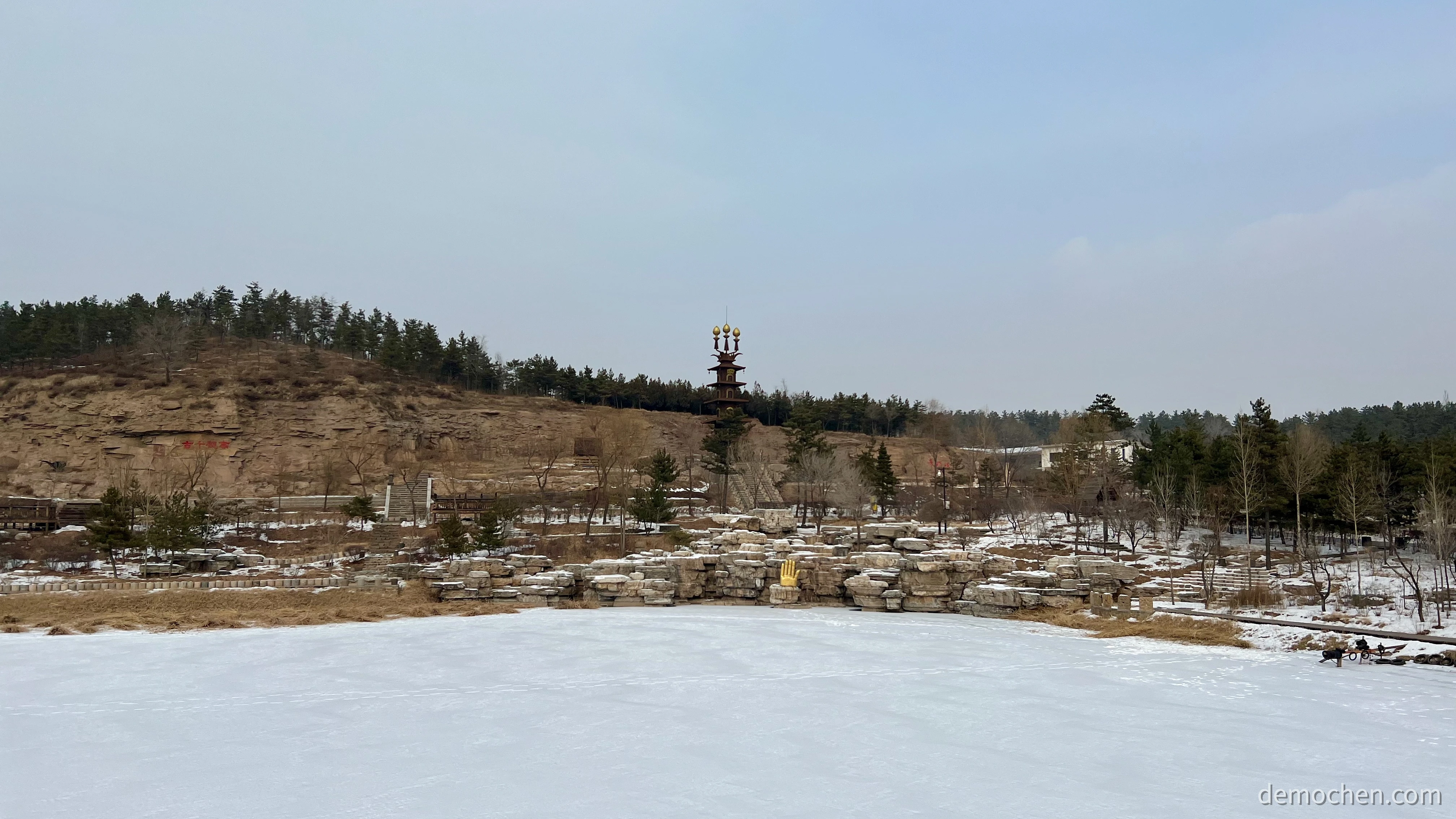 桥右侧的雪